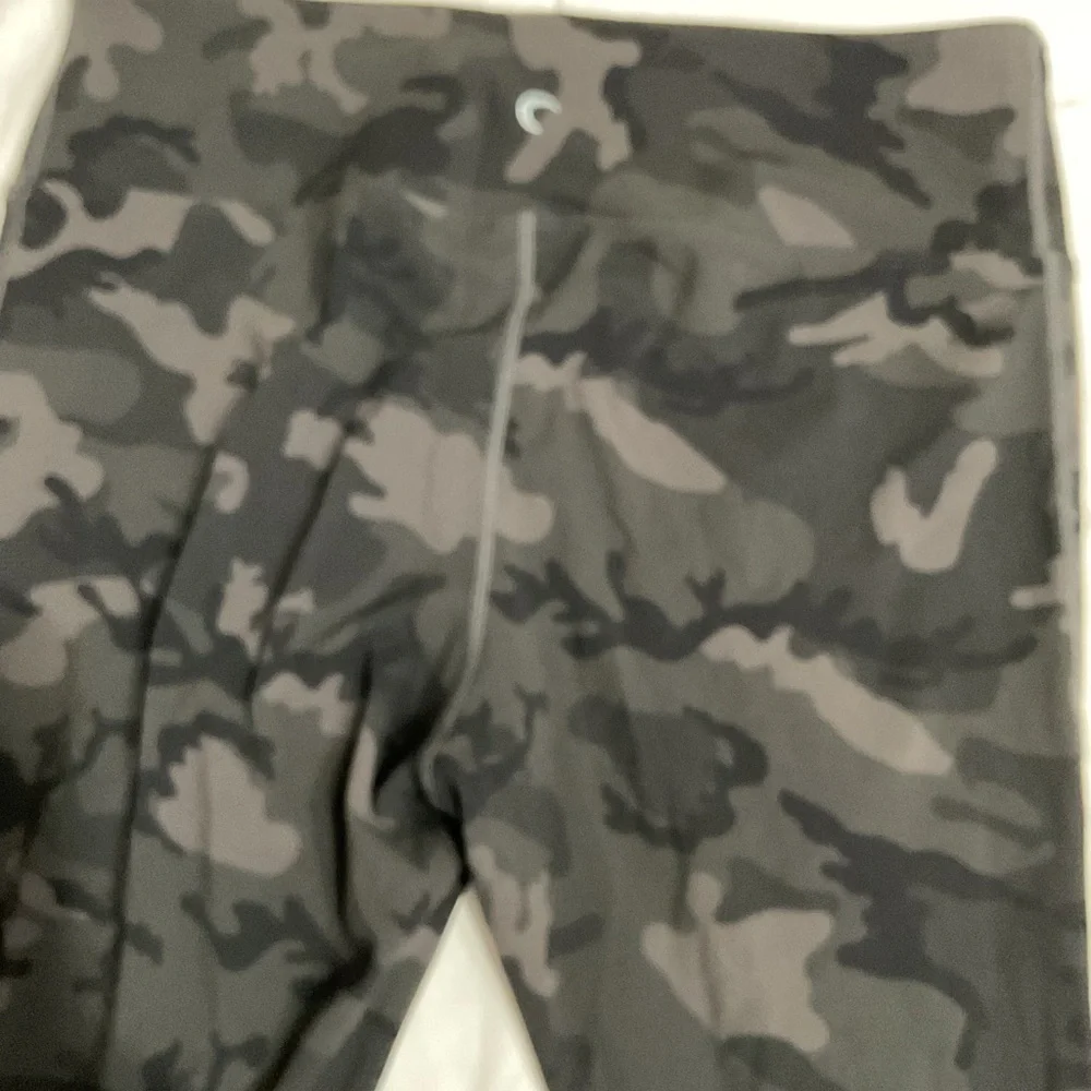Zyia active USA Camouflage distressed Leggings new with tags size 12 - Picture 4 of 5